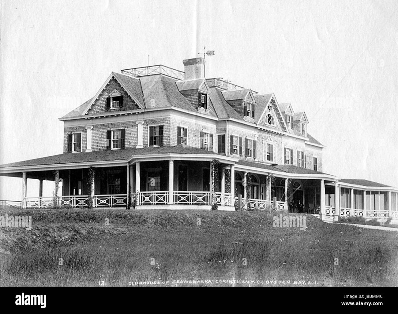 Le JSJ 013 Clubhouse est situé à Seawanhaka Corinthian Yacht Club, connu pour sa riche histoire dans les courses de yachts et la culture maritime. Ce club a une longue tradition dans le sport, offrant des installations pour les marins et les amateurs de yacht. Banque D'Images