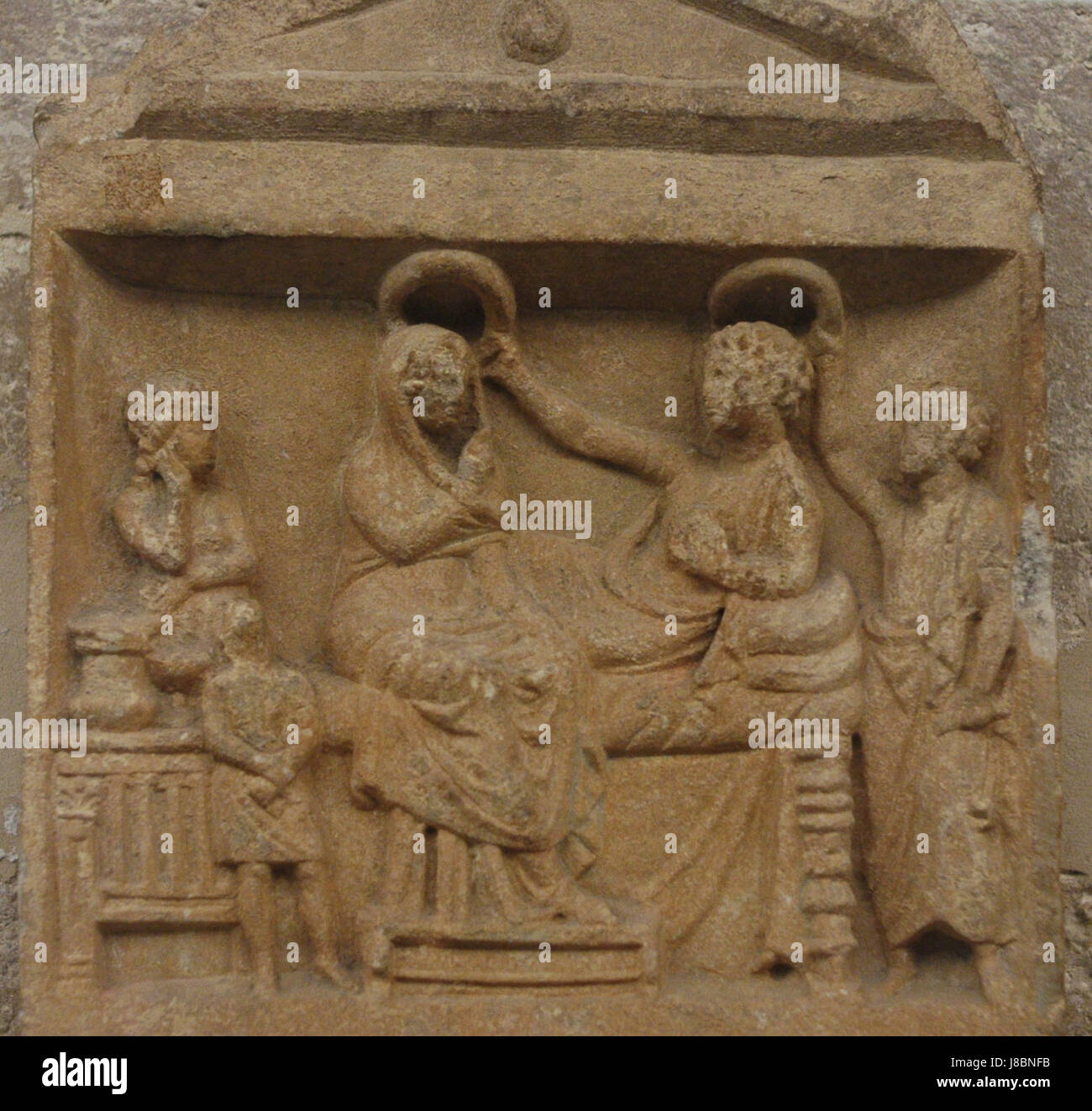 La stèle funéraire de Nicomédie, exposée au musée du Louvre, est un artefact ancien représentant les pratiques funéraires de la région. La stèle est inscrite avec des images et des symboles importants pour les rituels funéraires de l'époque. Banque D'Images