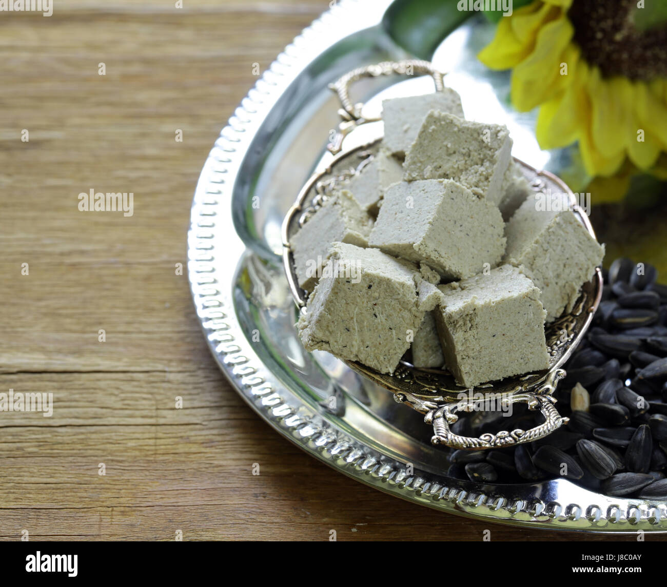 Douceurs orientales de halva de tournesol avec du miel Banque D'Images
