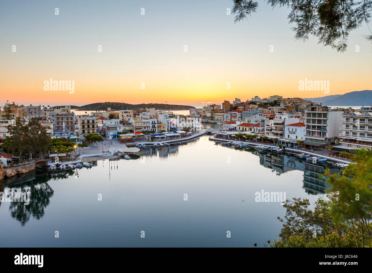 Voir d'Agios Nikolaos et son port, Crète, Grèce. Banque D'Images