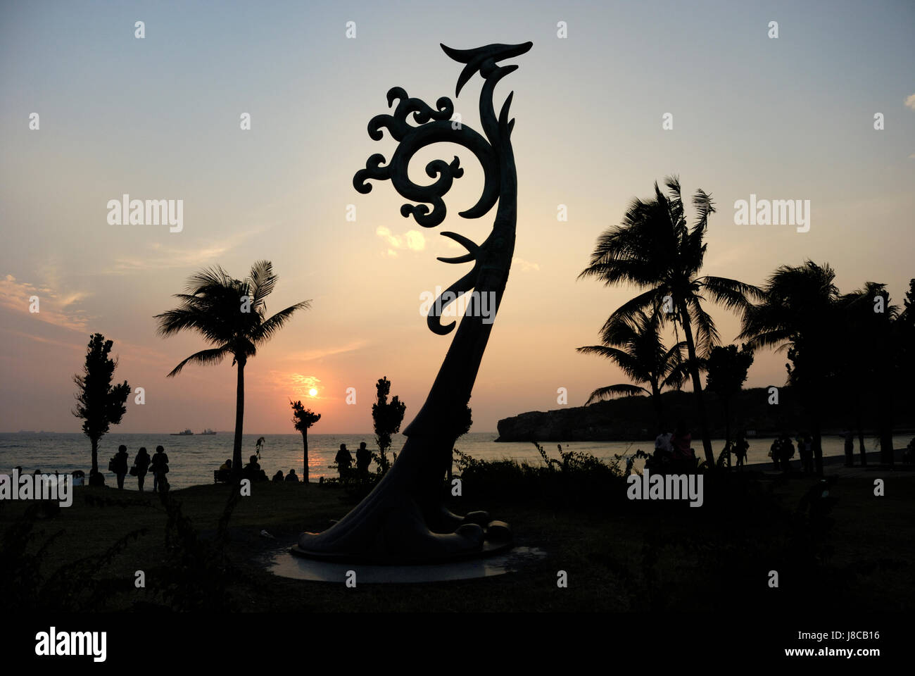 Le coucher du soleil, Taiwan, œuvre d'art, Asie, coucher du soleil, sculpture, plage, mer, l Banque D'Images