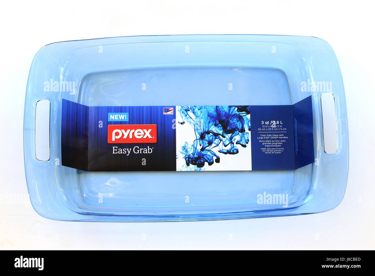 Facile cuisson Pyrex Grab isolé contre fond blanc Banque D'Images Facile cuisson Pyrex Grab isolé contre fond blanc Banque D'Images