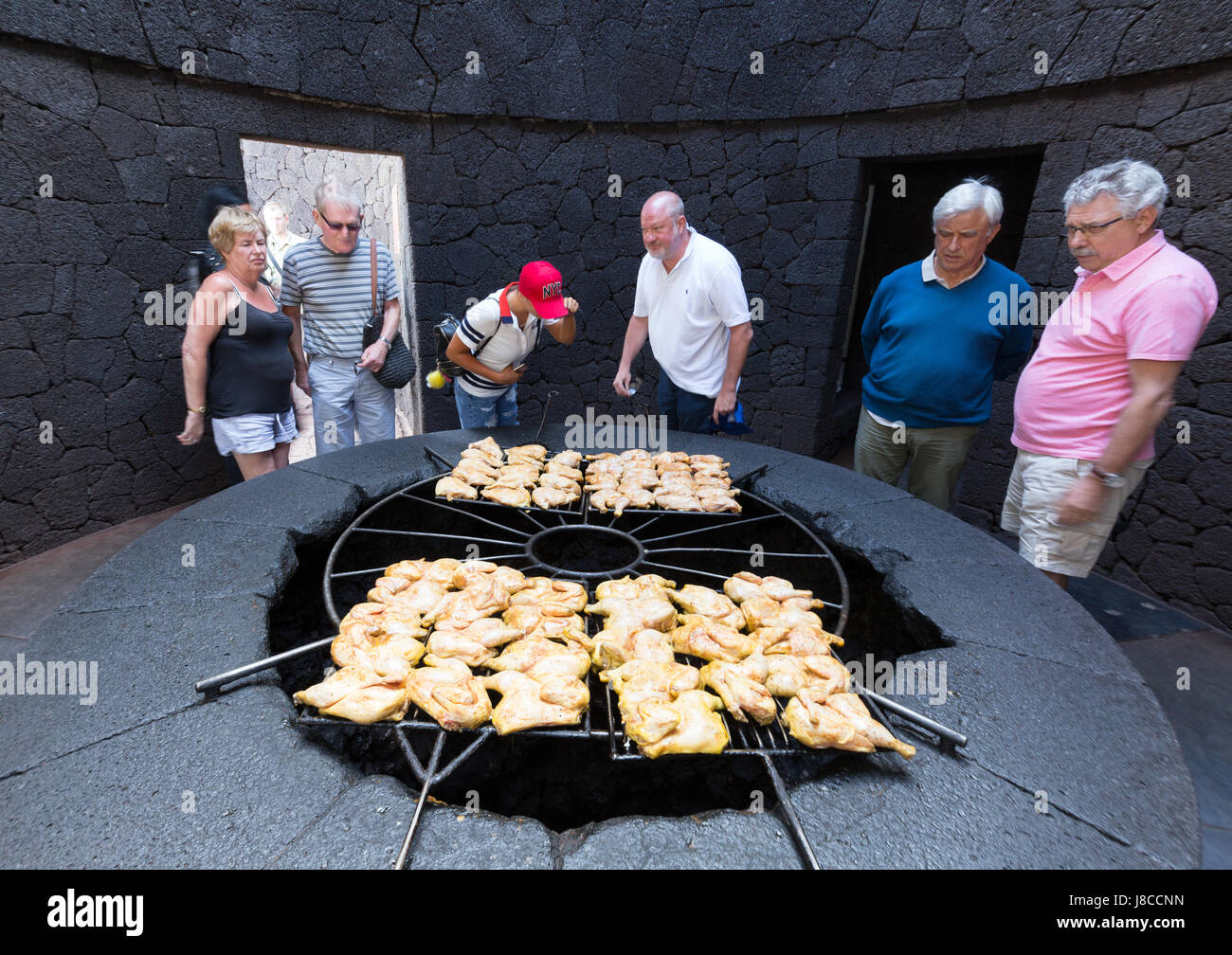 Timanfaya Lanzarote - touristes regardant la cuisson de la viande sur une ventilation thermique volcanique, le parc national de Timanfaya Lanzarote Iles Canaries Europe Banque D'Images