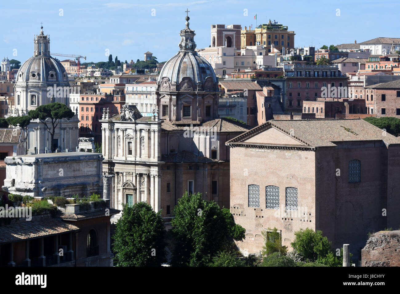 Une vue de la Rome moderne avec le Sénat Chambre du Forum au premier plan. Banque D'Images