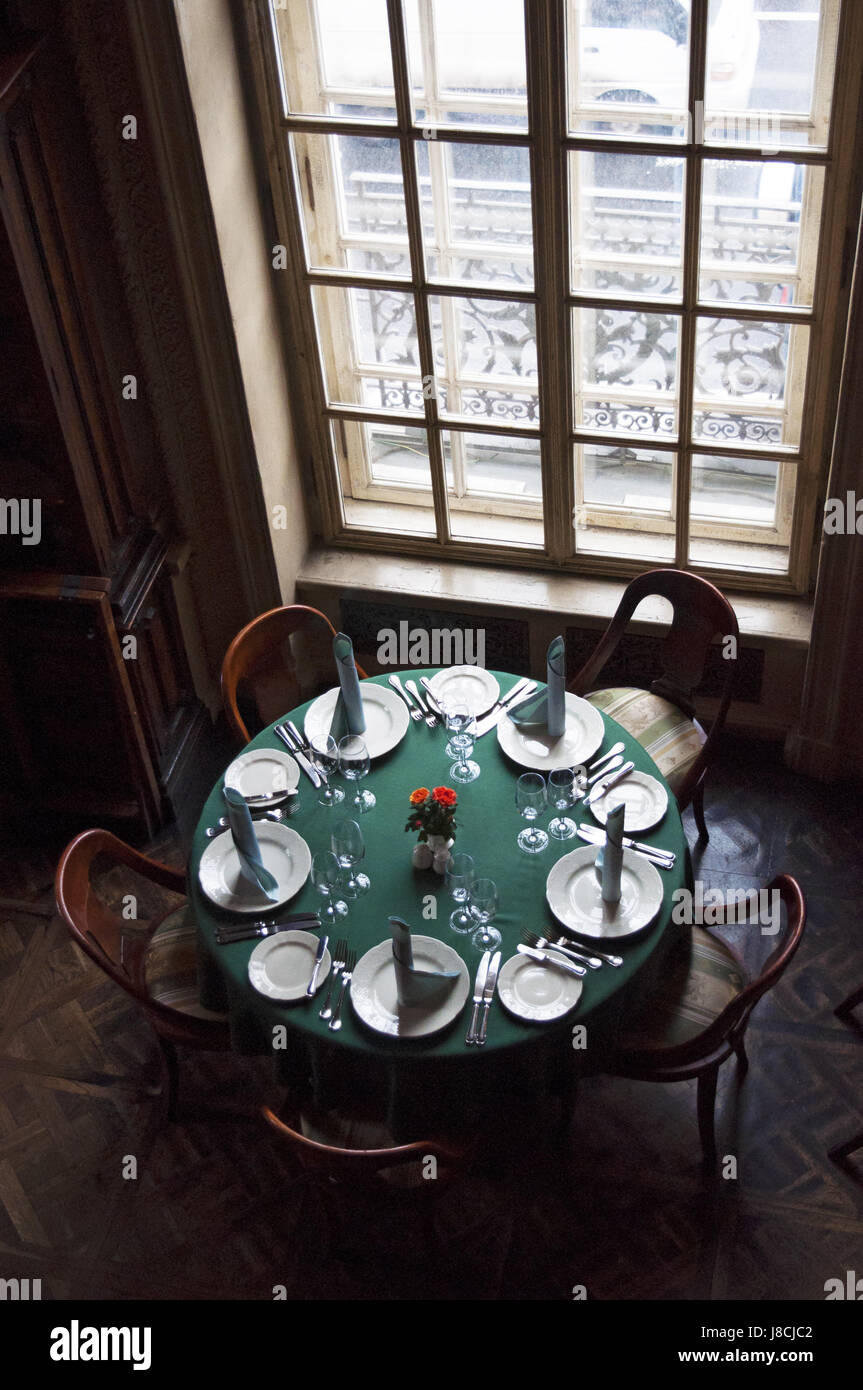 Moscou : set table dans les intérieurs de Cafe Pouchkine, un célèbre restaurant a ouvert en 1999, à l'intérieur d'un bâtiment du xixe siècle de style baroque dans le centre de la ville Banque D'Images Moscou : set table dans les intérieurs de Cafe Pouchkine, un célèbre restaurant a ouvert en 1999, à l'intérieur d'un bâtiment du xixe siècle de style baroque dans le centre de la ville Banque D'Images