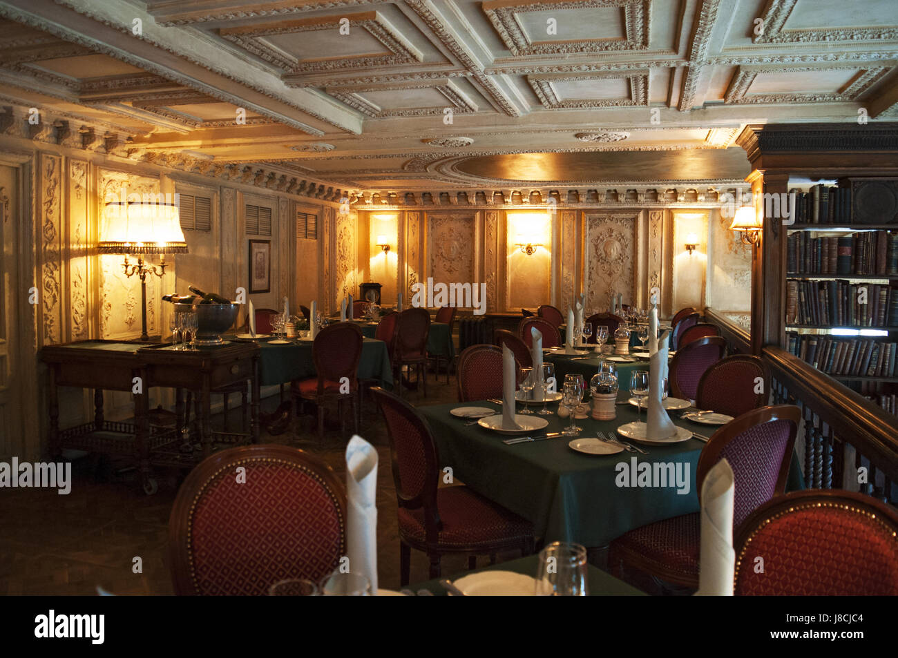 Moscou : les intérieurs de Cafe Pouchkine, un célèbre restaurant et bar ouvert en 1999 dans un bâtiment du xixe siècle de style baroque dans le centre de la ville Banque D'Images Moscou : les intérieurs de Cafe Pouchkine, un célèbre restaurant et bar ouvert en 1999 dans un bâtiment du xixe siècle de style baroque dans le centre de la ville Banque D'Images