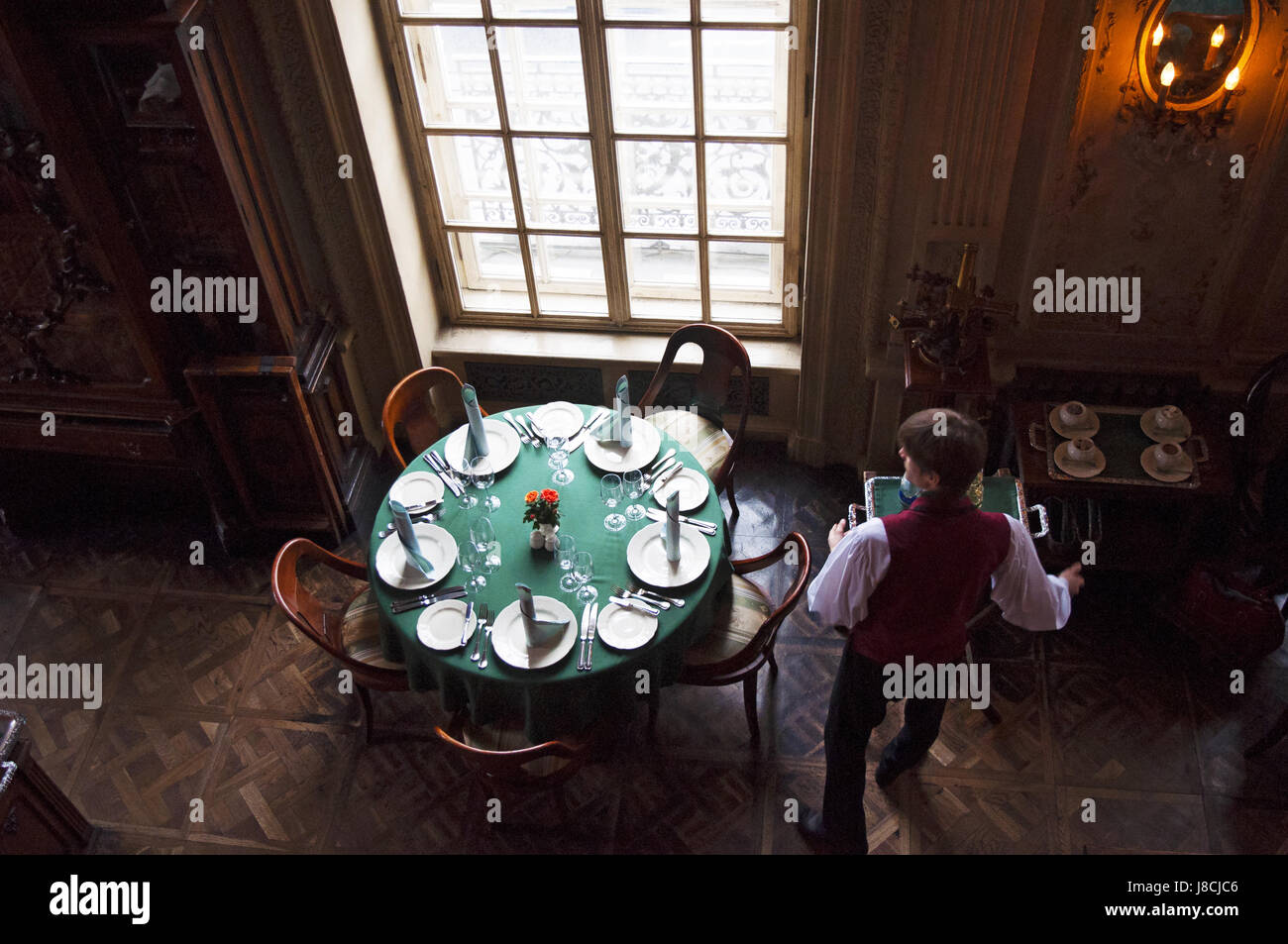 Moscou : set table dans les intérieurs de Cafe Pouchkine, un célèbre restaurant a ouvert en 1999, à l'intérieur d'un bâtiment du xixe siècle de style baroque dans le centre de la ville Banque D'Images Moscou : set table dans les intérieurs de Cafe Pouchkine, un célèbre restaurant a ouvert en 1999, à l'intérieur d'un bâtiment du xixe siècle de style baroque dans le centre de la ville Banque D'Images