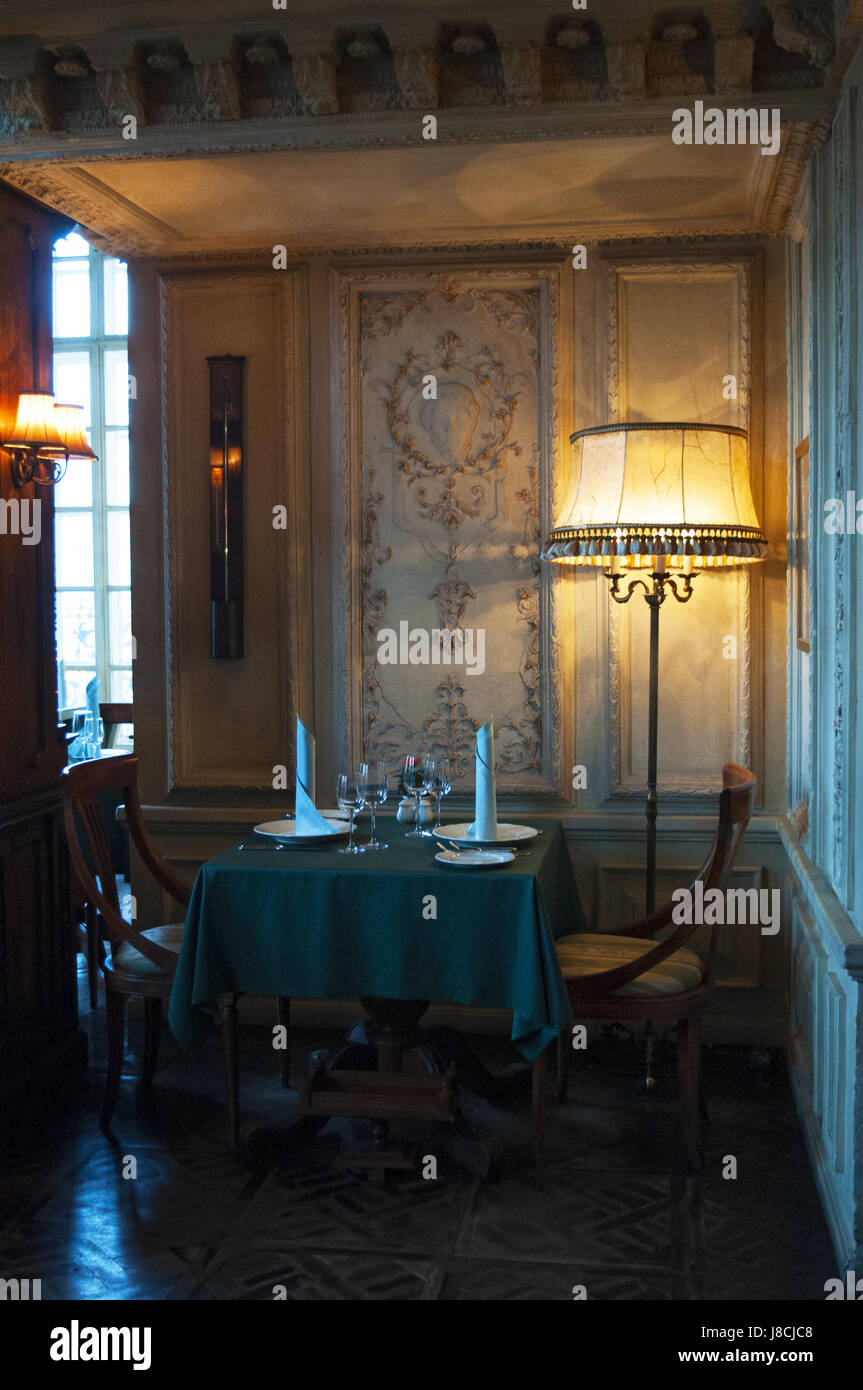 Moscou : set table dans les intérieurs de Cafe Pouchkine, un célèbre restaurant a ouvert en 1999, à l'intérieur d'un bâtiment du xixe siècle de style baroque dans le centre de la ville Banque D'Images Moscou : set table dans les intérieurs de Cafe Pouchkine, un célèbre restaurant a ouvert en 1999, à l'intérieur d'un bâtiment du xixe siècle de style baroque dans le centre de la ville Banque D'Images