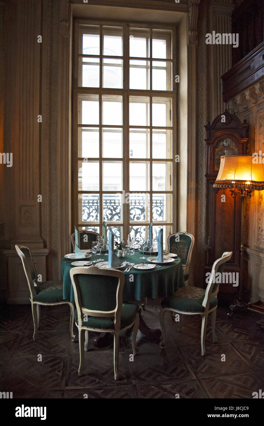 Moscou : set table dans les intérieurs de Cafe Pouchkine, un célèbre restaurant a ouvert en 1999, à l'intérieur d'un bâtiment du xixe siècle de style baroque dans le centre de la ville Banque D'Images Moscou : set table dans les intérieurs de Cafe Pouchkine, un célèbre restaurant a ouvert en 1999, à l'intérieur d'un bâtiment du xixe siècle de style baroque dans le centre de la ville Banque D'Images