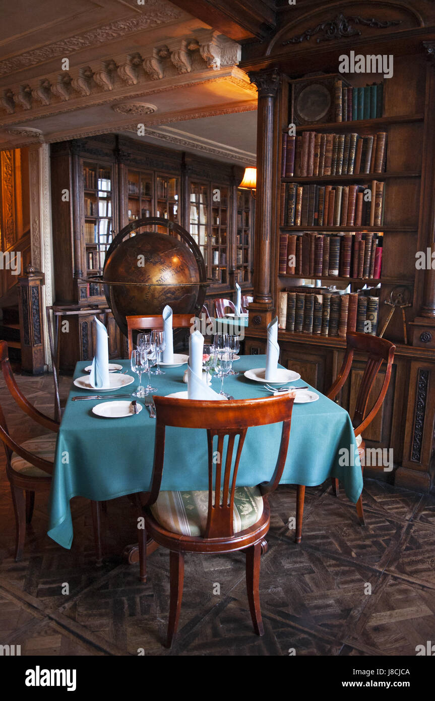 Moscou : les intérieurs de Cafe Pouchkine, un célèbre restaurant et bar ouvert en 1999 dans un bâtiment du xixe siècle de style baroque dans le centre de la ville Banque D'Images Moscou : les intérieurs de Cafe Pouchkine, un célèbre restaurant et bar ouvert en 1999 dans un bâtiment du xixe siècle de style baroque dans le centre de la ville Banque D'Images