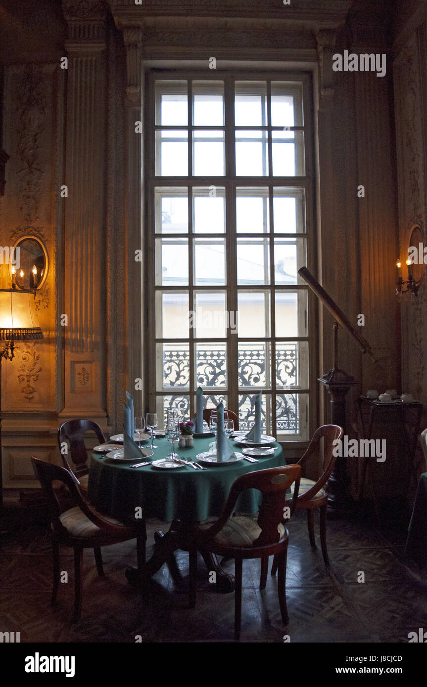 Moscou : set table dans les intérieurs de Cafe Pouchkine, un célèbre restaurant a ouvert en 1999, à l'intérieur d'un bâtiment du xixe siècle de style baroque dans le centre de la ville Banque D'Images Moscou : set table dans les intérieurs de Cafe Pouchkine, un célèbre restaurant a ouvert en 1999, à l'intérieur d'un bâtiment du xixe siècle de style baroque dans le centre de la ville Banque D'Images