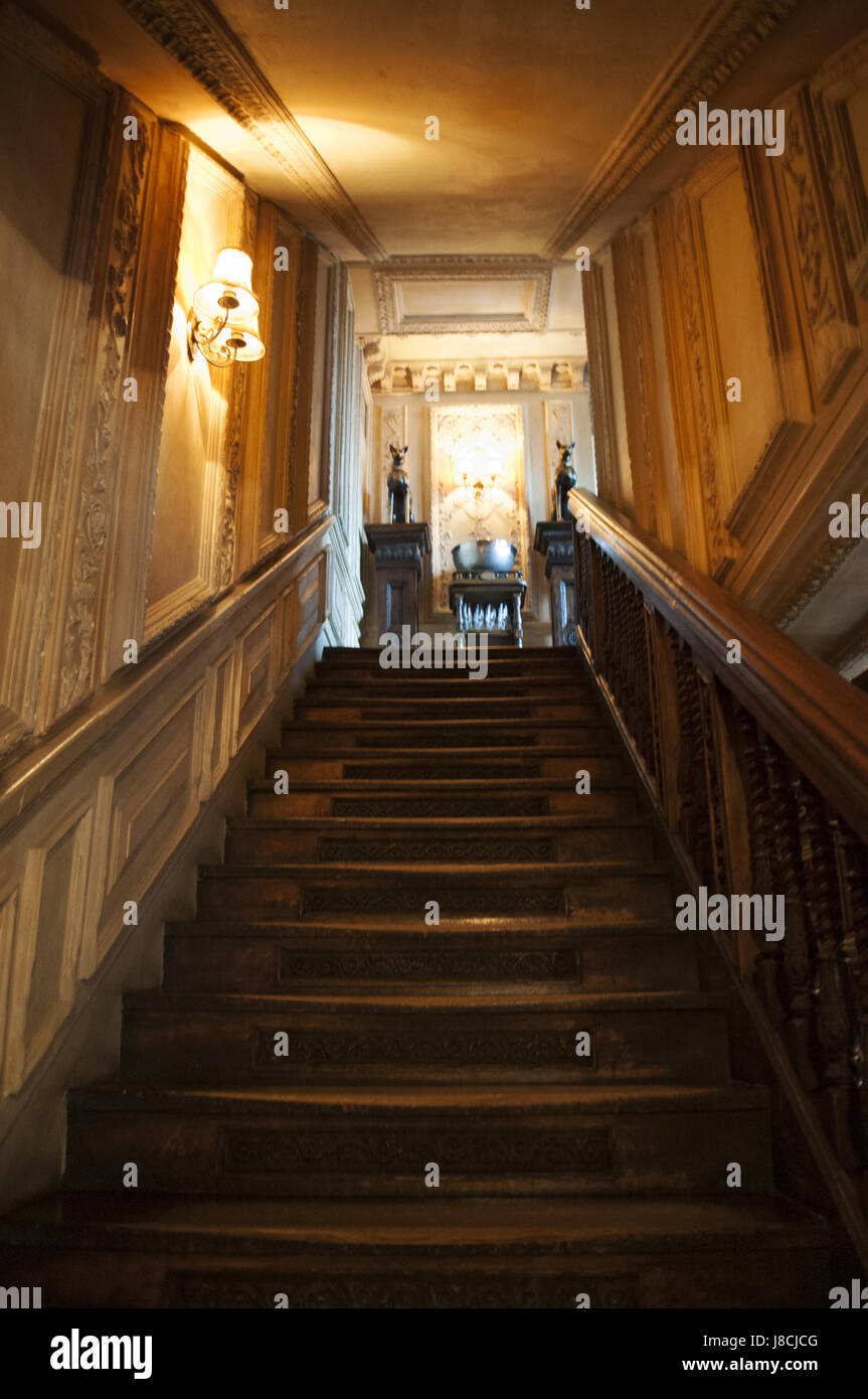 Moscou : les intérieurs de Cafe Pouchkine, un célèbre restaurant et bar ouvert en 1999 dans un bâtiment du xixe siècle de style baroque dans le centre de la ville Banque D'Images Moscou : les intérieurs de Cafe Pouchkine, un célèbre restaurant et bar ouvert en 1999 dans un bâtiment du xixe siècle de style baroque dans le centre de la ville Banque D'Images
