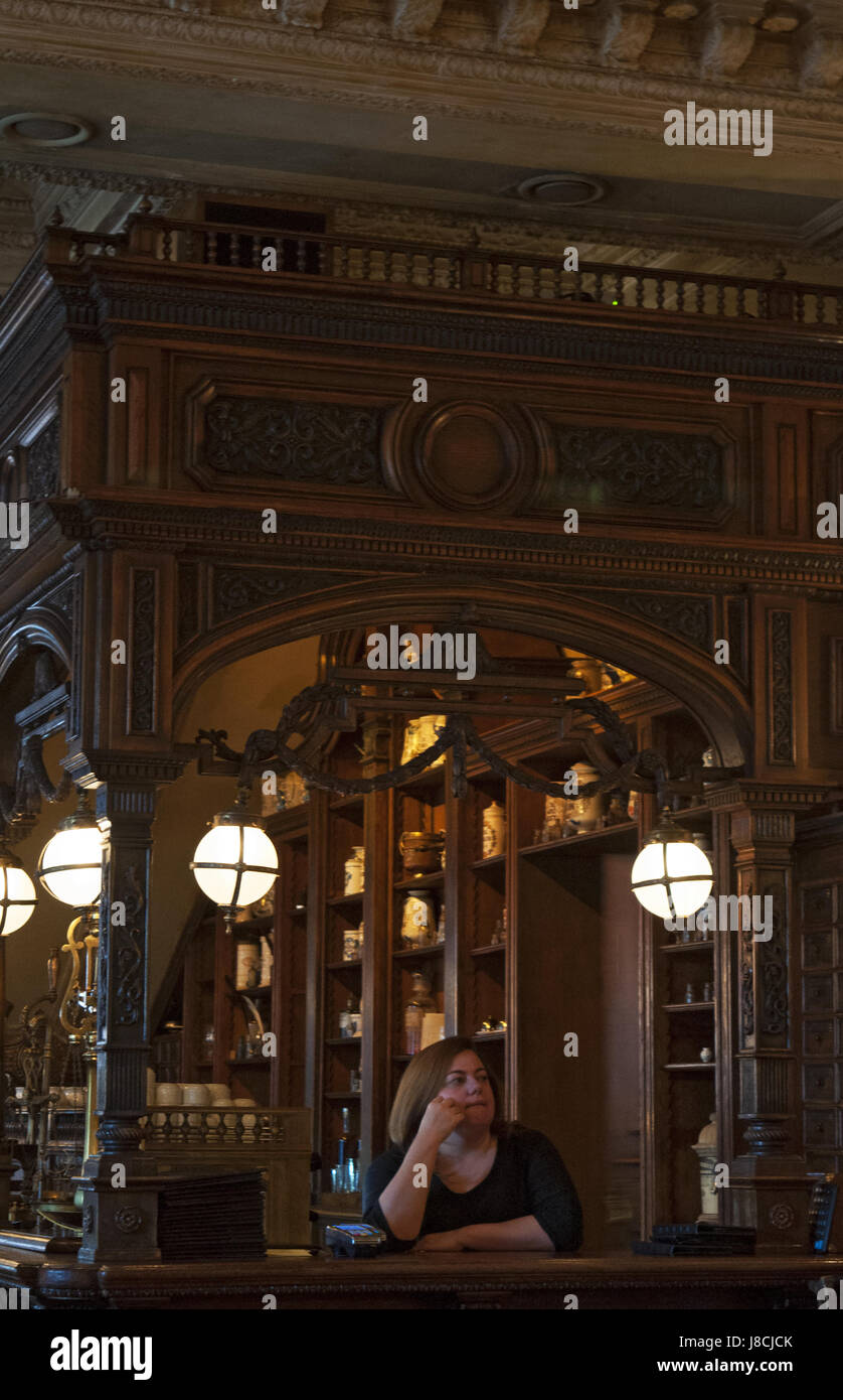 Moscou, Russie : le caissier au comptoir de Cafe Pouchkine, un célèbre restaurant et bar ouvert en 1999 dans un 19ème siècle manoir Baroque Banque D'Images