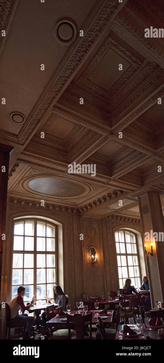 Moscou : des gens assis dans le café Pouchkine, un célèbre restaurant et bar ouvert en 1999 dans un bâtiment du xixe siècle de style baroque dans le centre de la ville Banque D'Images Moscou : des gens assis dans le café Pouchkine, un célèbre restaurant et bar ouvert en 1999 dans un bâtiment du xixe siècle de style baroque dans le centre de la ville Banque D'Images