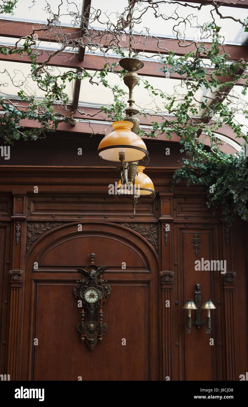 Moscou : Détails de la véranda du café Pouchkine, un célèbre restaurant et bar ouvert en 1999 dans un 19ème siècle manoir Baroque Banque D'Images Moscou : Détails de la véranda du café Pouchkine, un célèbre restaurant et bar ouvert en 1999 dans un 19ème siècle manoir Baroque Banque D'Images