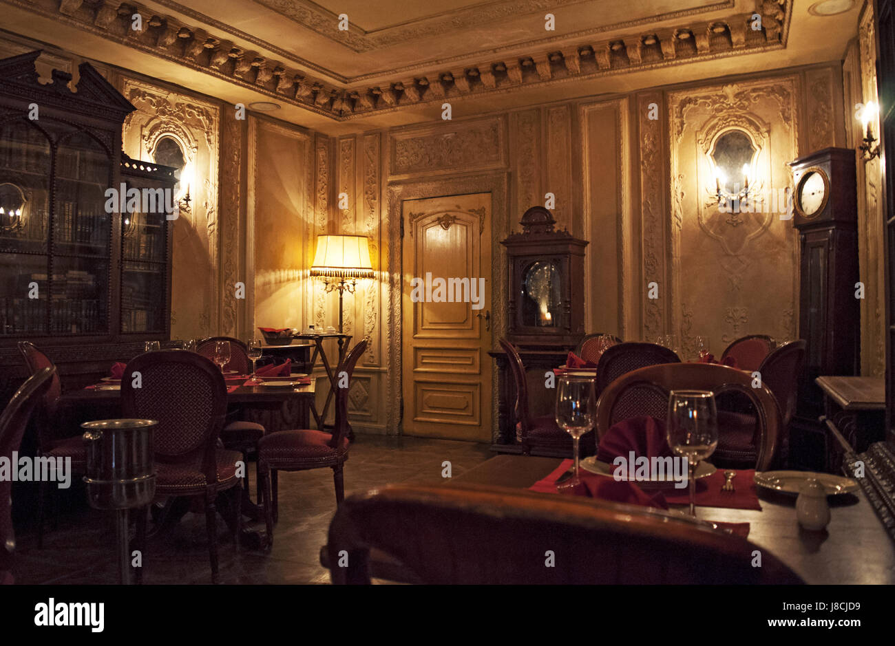 Moscou : les intérieurs de Cafe Pouchkine, un célèbre restaurant et bar ouvert en 1999 dans un bâtiment du xixe siècle de style baroque dans le centre de la ville Banque D'Images Moscou : les intérieurs de Cafe Pouchkine, un célèbre restaurant et bar ouvert en 1999 dans un bâtiment du xixe siècle de style baroque dans le centre de la ville Banque D'Images