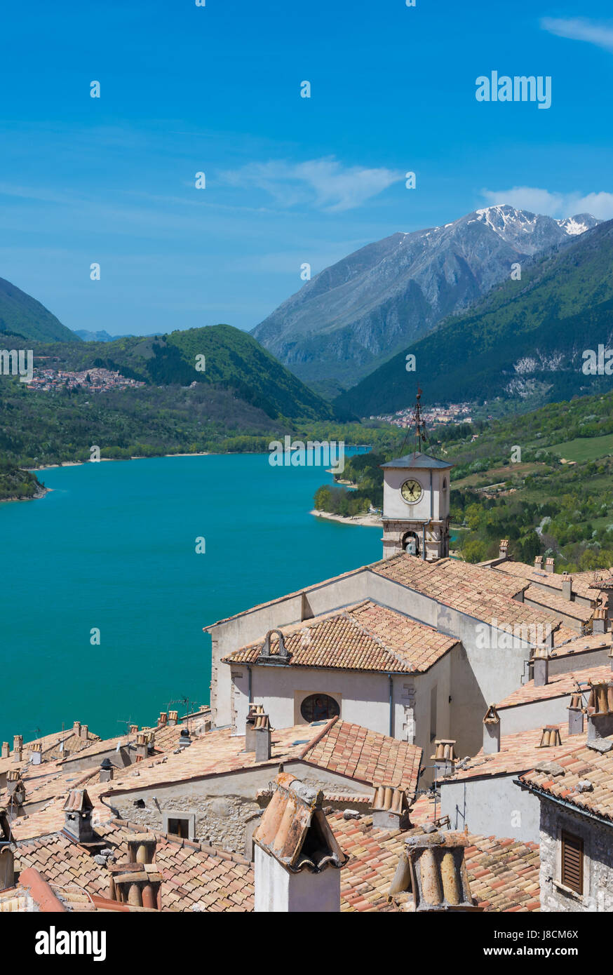 Parc National des Abruzzes (Italie) - Un parc naturel, avec la vieille ville, le Barrea nommé LAC DE Barrea, la Camosciara et beaucoup d'animaux sauvages. Banque D'Images