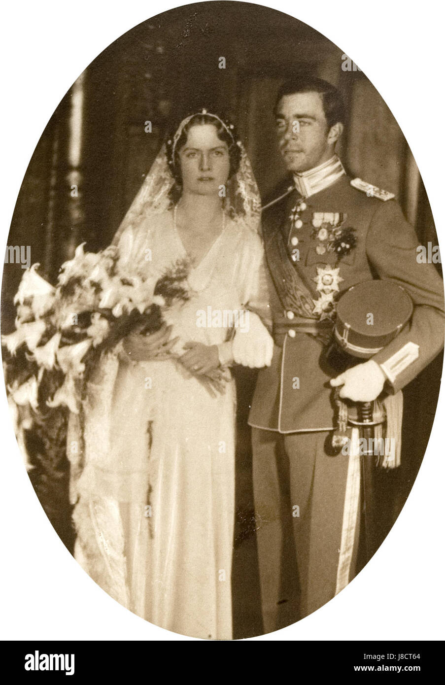 Cette photographie capture Gustaf Adolf (1906-1947) et Sibylla le jour de leur mariage. Gustaf Adolf était un prince suédois, et leur mariage a marqué un événement royal important dans l'histoire de la Suède. Banque D'Images