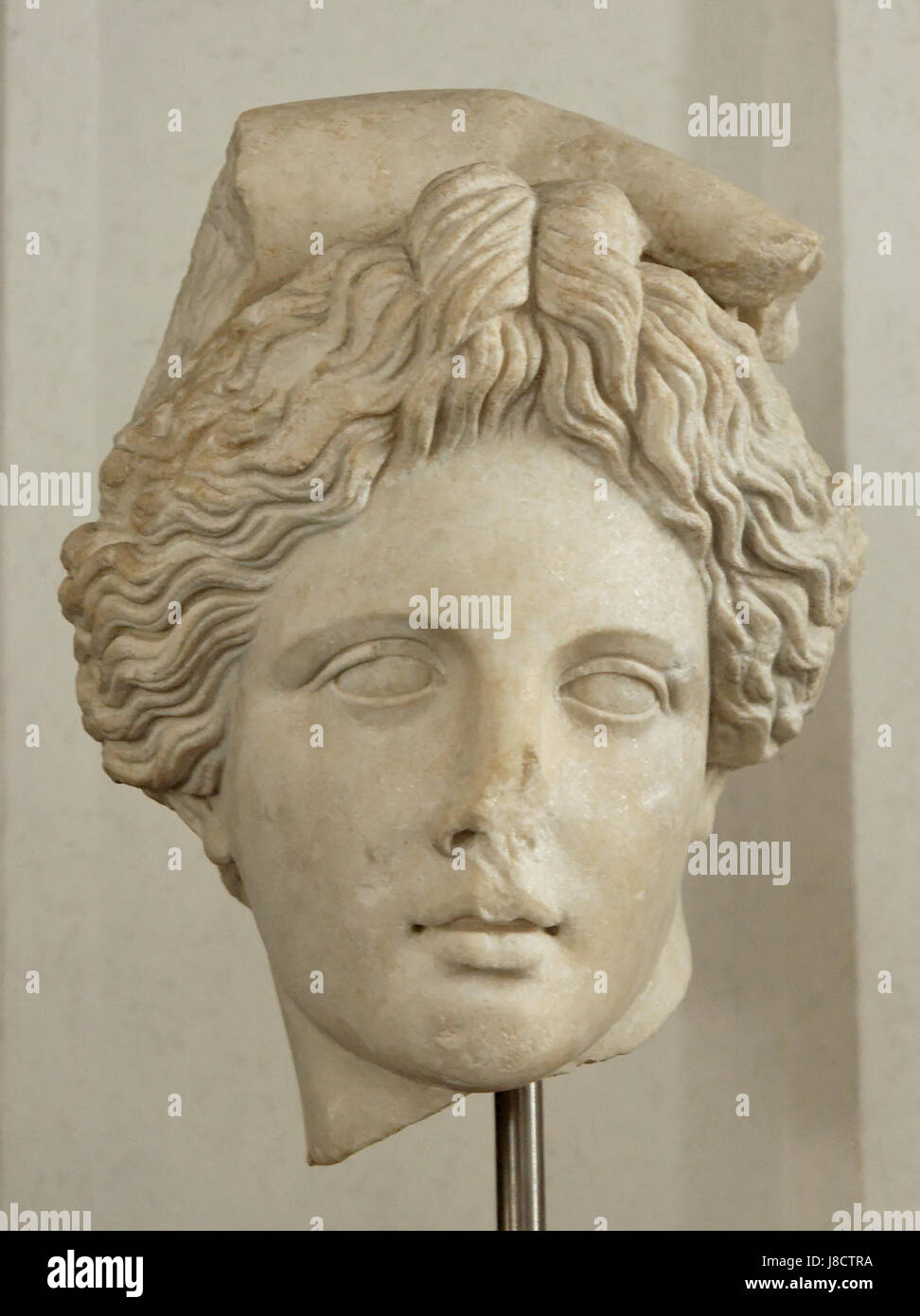 La tête d'Apollon lycien est une sculpture grecque antique abritée au Museo Nazionale Romano. Il représente le Dieu Apollon, mettant en valeur l'approche grecque classique de la sculpture et leur respect pour les figures divines. Banque D'Images