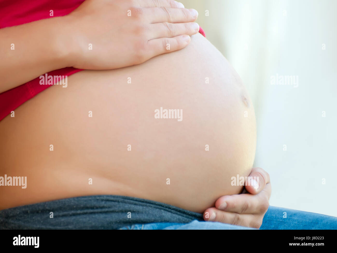 Femme Main Ventre Ventre Le Nombril La Grossesse L Pregnantly Bebe Ventre Photo Stock Alamy