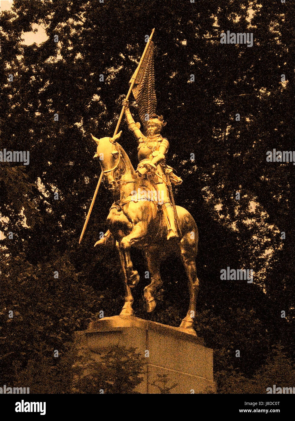 Cette référence concerne probablement une statue ou une représentation historique de Jeanne d'Arc à Portland, connue pour son importance commémorative pour l'héroïne française et son rôle dans l'histoire médiévale. Banque D'Images Cette référence concerne probablement une statue ou une représentation historique de Jeanne d'Arc à Portland, connue pour son importance commémorative pour l'héroïne française et son rôle dans l'histoire médiévale. Banque D'Images