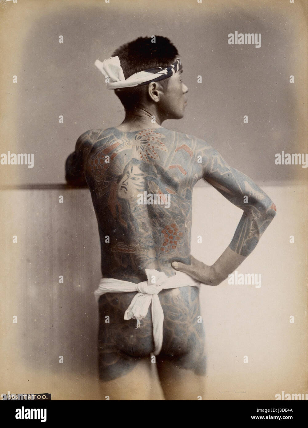 Cette image fait référence aux tatouages japonais des années 1890, représentant l'art traditionnel du tatouage, souvent lié au symbolisme culturel et à l'expression personnelle de l'époque. Banque D'Images