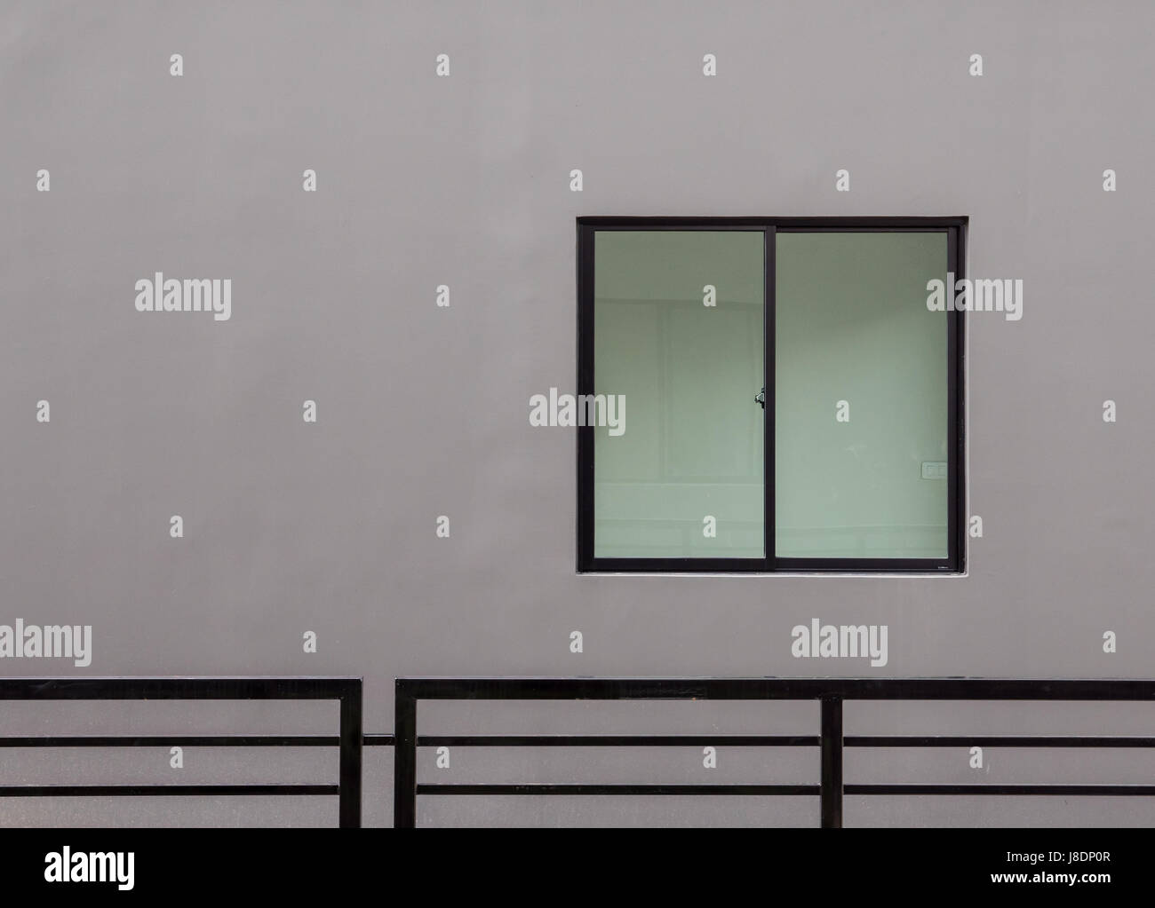 Cadre métallique fenêtre avec le verre clair de la maison moderne qui processus inachevé.(Copie espace) Banque D'Images Cadre métallique fenêtre avec le verre clair de la maison moderne qui processus inachevé.(Copie espace) Banque D'Images