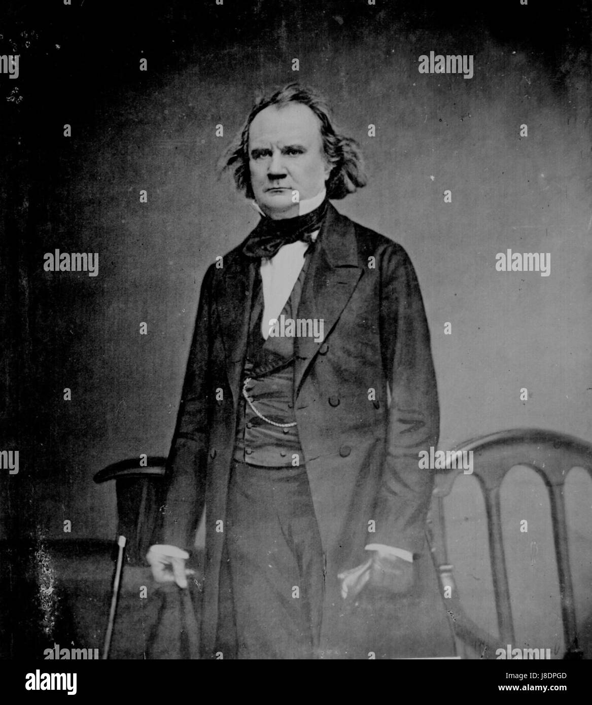 James Mason était un acteur britannique connu pour sa brillante carrière dans le cinéma et la télévision, avec des rôles s'étendant sur plusieurs décennies, particulièrement connu pour ses performances dans des classiques comme 'A Star Is Born' et 'North by Northwest'. Banque D'Images