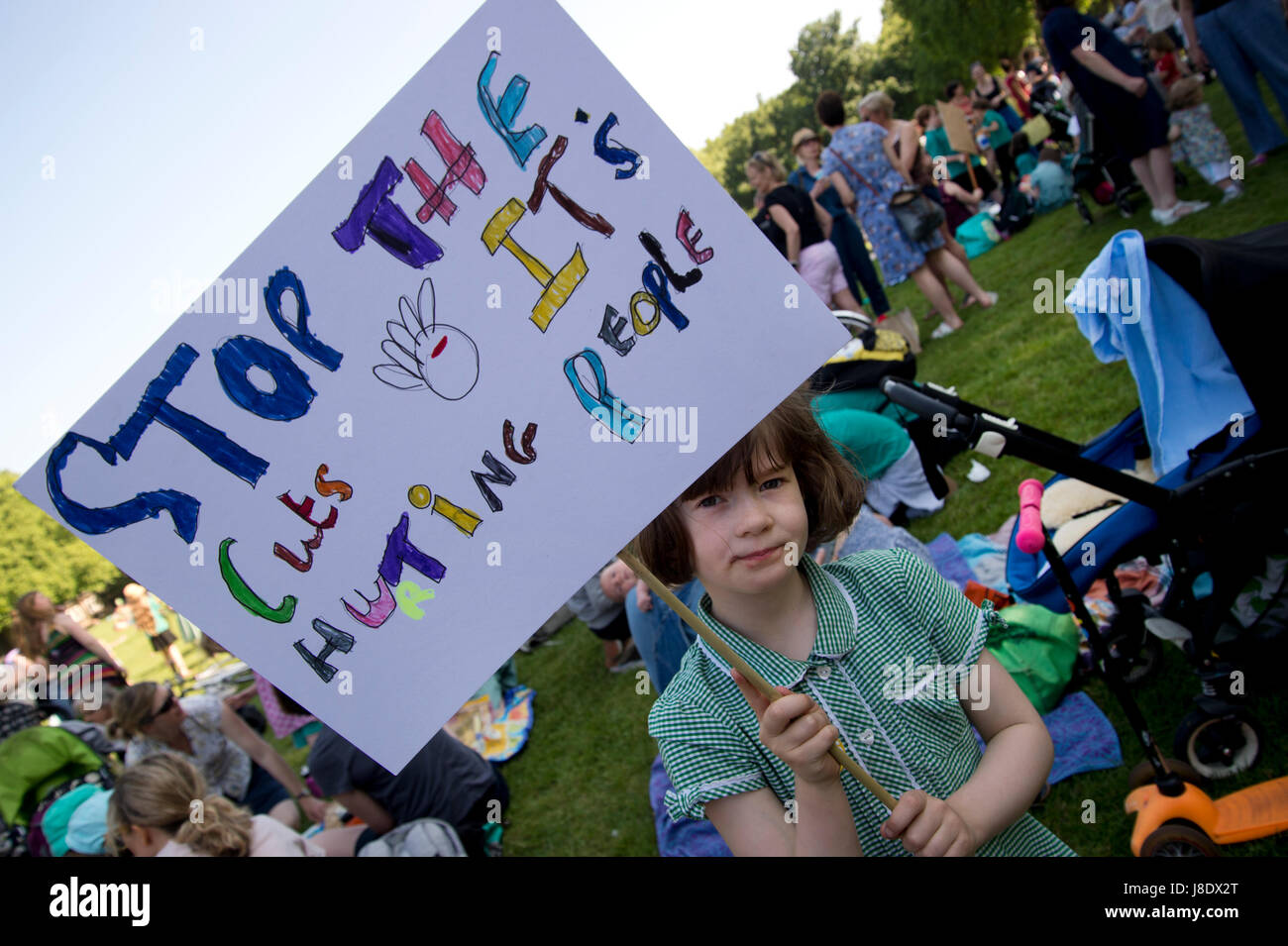 Protestation contre les plans du gouvernement de couper plus de 600 enseignants à Hackney. Une jeune fille tient une pancarte disant 'Stop à la coupe. C'est nuire aux gens" Banque D'Images