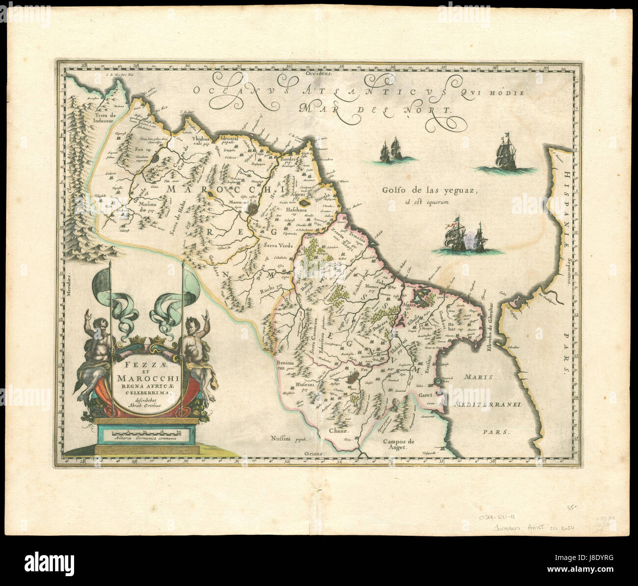 Abraham Ortelius a créé une carte du Maroc en 1635, illustrant les caractéristiques géographiques de la région et les monuments de l'époque. La carte fournit un aperçu historique de la cartographie moderne précoce. Banque D'Images
