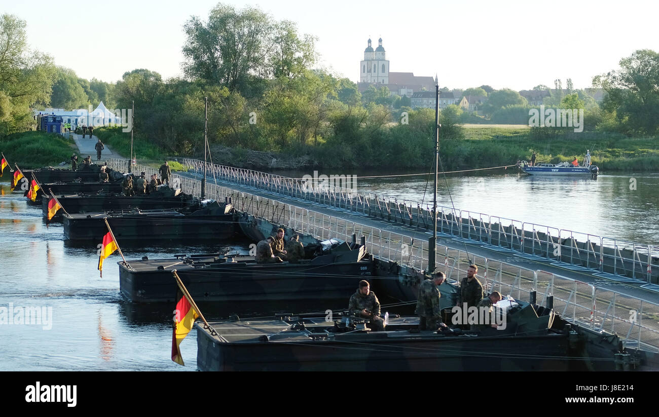 Wittenberg, Allemagne. 28 mai, 2017. Bateaux du soutien de l'Armée de l'Allemagne un pont sur l'Elbe à Wittenberg, Allemagne, 28 mai 2017. L'armée allemande a construit un pont de bateaux sur l'Elbe pour le dernier service de l'Église protestante allemande Congrès. Le 36e Congrès de l'Eglise protestante allemande marquant le 500e anniversaire de la Réforme protestante se déroule du 24 au 28 mai sous la devise 'Du siehst mich' (vous me voyez) à Berlin et à Lutherstadt Wittenberg. Dpa : Crédit photo alliance/Alamy Live News Banque D'Images