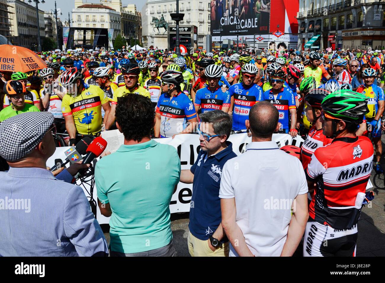 Madrid, Espagne. 28 mai, 2017. Des centaines de cyclistes ont pédalé dans le centre de Madrid pour protester contre la violence du trafic, sous le slogan "plus de cyclistes morts'. L'objectif de cette concentration est d'assurer la sécurité des cyclistes et de resserrer les sanctions des conducteurs qui ne respectent pas, surtout après les accidents des derniers jours qui ont laissé plusieurs cyclistes morts sur la route. Credit : M Ramírez/Alamy Live News Banque D'Images