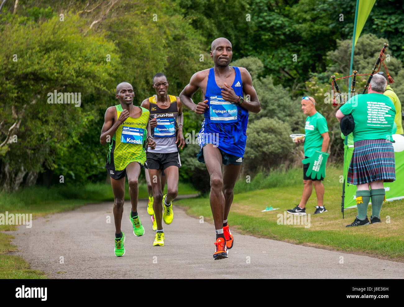 Offres et Gosford, East Lothian, Scotland, UK. 28 mai, 2017 Top hommes kenyans Kiprotich Stanley Bett, Julius Kiplagat Korir et Japhet Koech dans l'Edinburgh Festival Marathon 2017 au Mile 18. Julius, numéro 127, a terminé à la 1ère place, Stanley, numéro 128, a terminé 2e et Japhet, numéro 123, a terminé 3e Banque D'Images