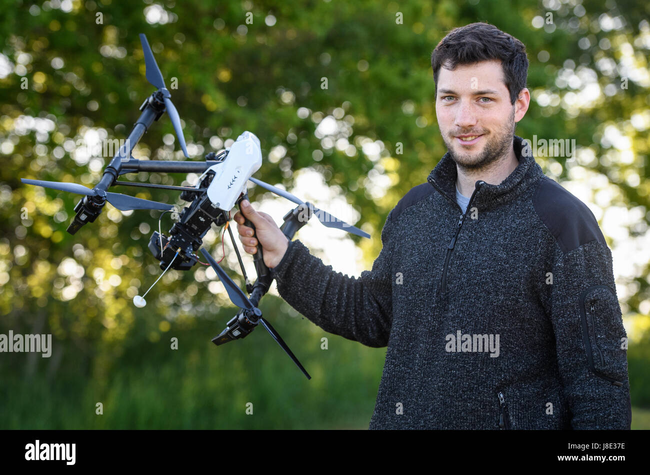 Hunter Rupprecht Walch montre un drone avec une caméra infrarouge à Ehingen am Ries près de Noerdlingen, Allemagne, 26 mai 2017. Les chasseurs Walch et Hampel sont à la recherche de faon dans la saison de la tonte d'herbe, le sauvetage de pêcheurs. Photo : Matthias Balk/dpa Banque D'Images