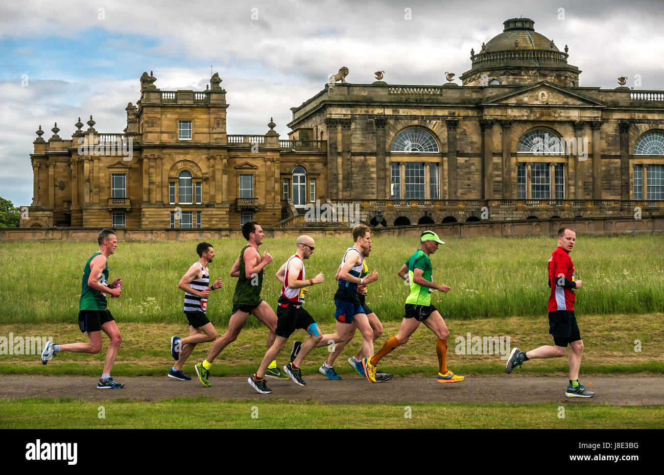 Offres et Gosford, East Lothian, Scotland, UK. 28 mai, 2017. Un groupe d'hommes en face de Gosford House dans l'Edinburgh Festival Marathon 2017 au Mile 18 Banque D'Images