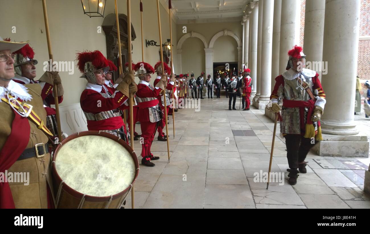À Hampton Court Palace, la Compagnie des Mousquetaires de piquiers et l'Honorable Artillery Company le plus vieux régiment dans l'armée britannique. Crédit : Chris Histed/Alamy Live News Banque D'Images