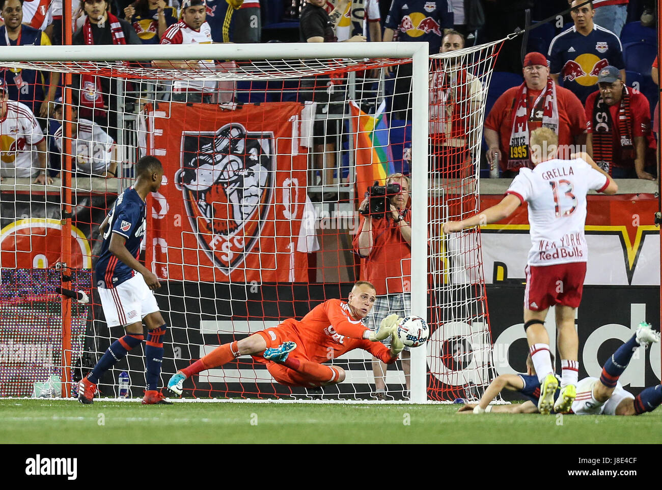 27 mai 2017 : New England Revolution attaquant Cody Cropper (1) fait une sauvegarde au cours d'un match entre le nouveau MLS Angleterre révolution et les New York Red Bulls au Red Bull Arena à Harrison, New Jersey New York a gagné, 2-1. Mike Langish/Cal Sport Media. Banque D'Images