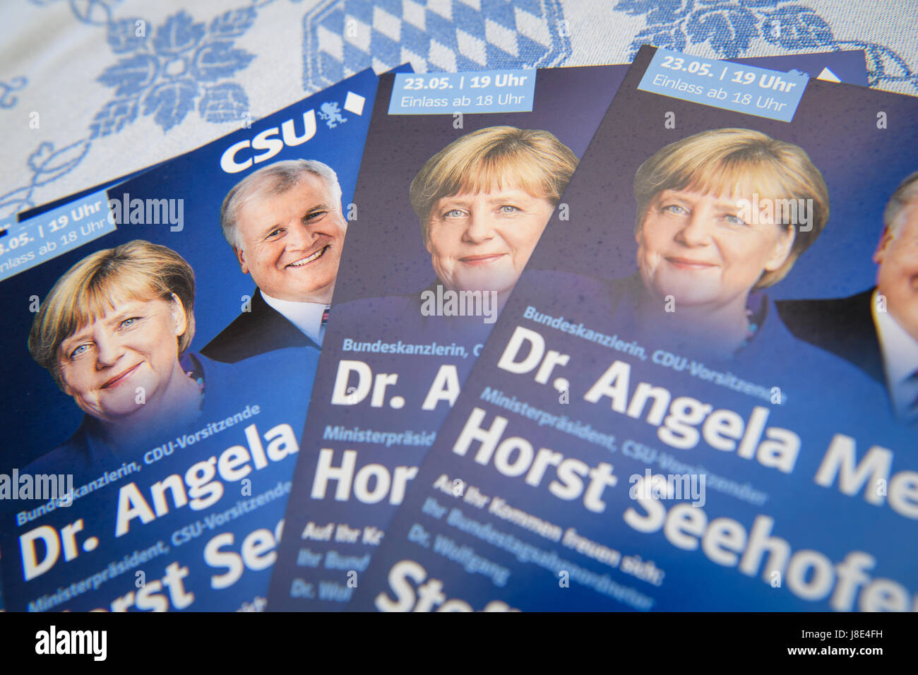 La publicité des Flyers de la campagne électorale commune apparence de la Chancelière allemande Angela Merkel et le premier ministre bavarois Horst Seehofer dans une tente à bière pendant la semaine du Festival de Trudering, à Munich (Allemagne), 28 mai 2017. Photo : Matthias Balk/dpa Banque D'Images