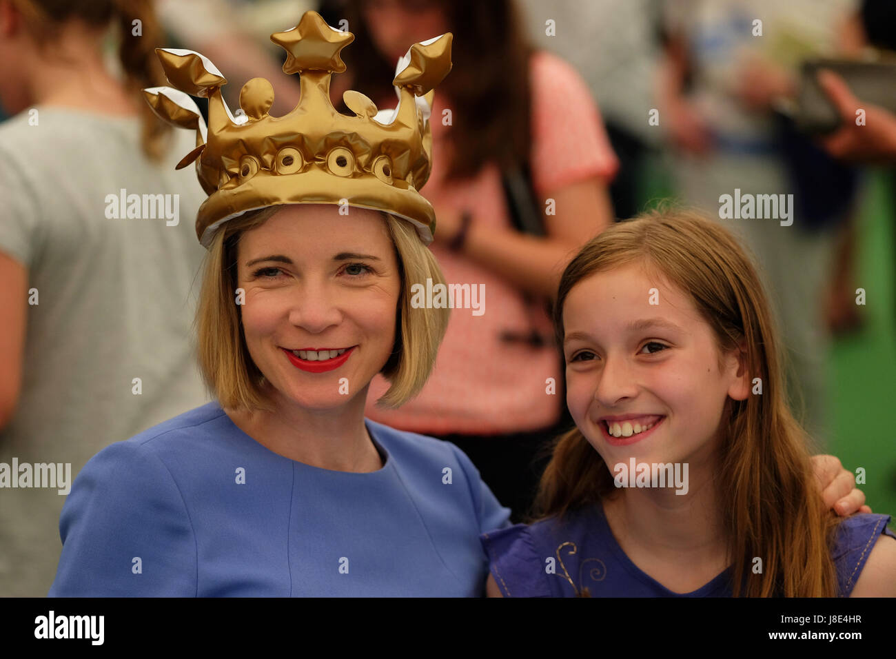 Hay Festival 2017 - Hay-on-Wye, au Pays de Galles, UK - Dimanche 28 Mai 2017 - Historien et auteur Lucy Worsley avec un jeune fan dans le Hay Festival bookshop pour son nouveau livre Mon nom est Victoria sur l'enfance de la reine Victoria - Le Hay Festival fête son 30e anniversaire en 2017 - le festival littéraire soit jusqu'au dimanche 4 juin. Crédit : Steven Mai/Alamy Live News Banque D'Images