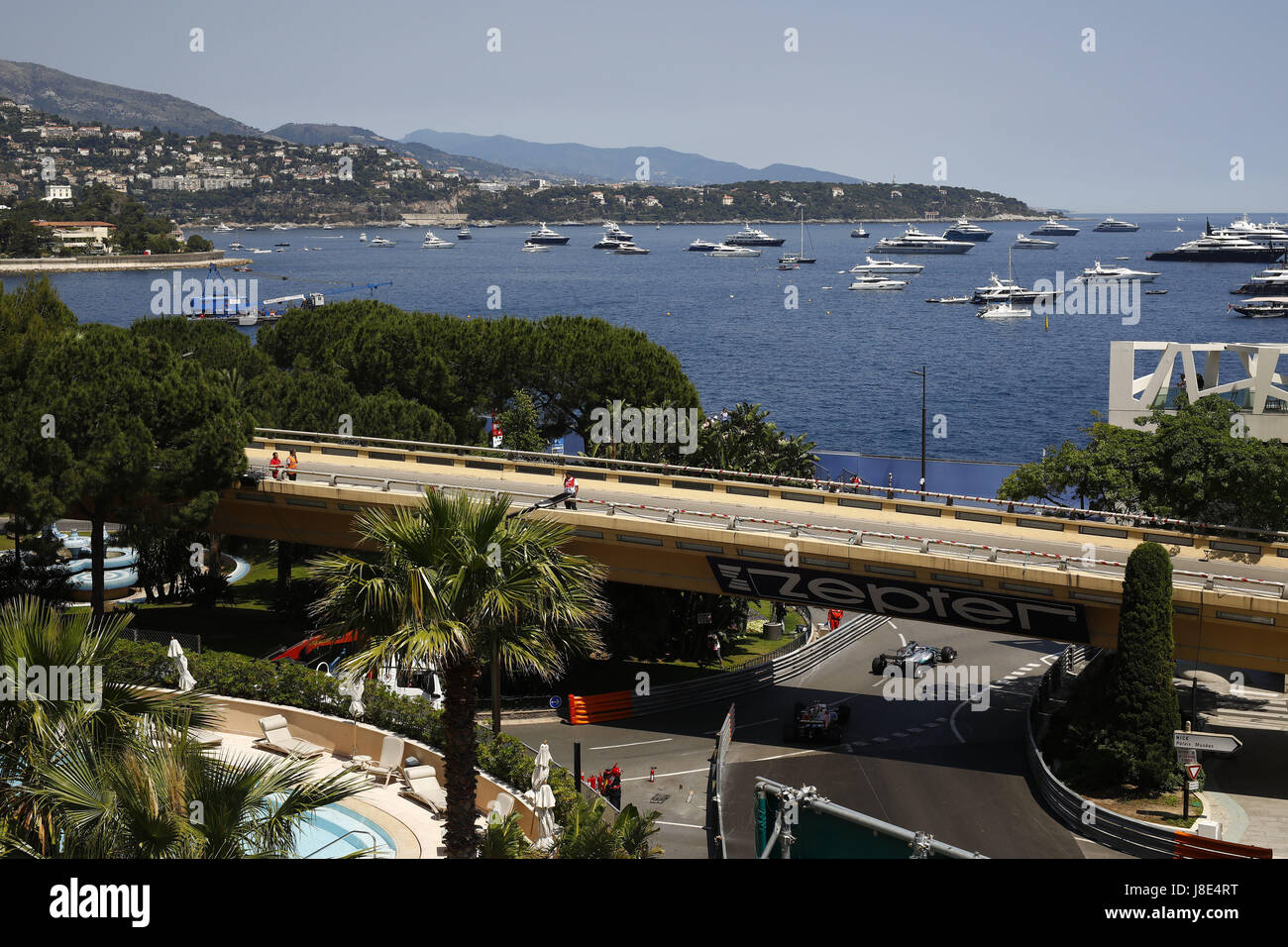 Monte Carlo, Monaco. 27 mai, 2017. Sport Automobile : Championnat du Monde de Formule 1 de la FIA 2017, Grand Prix de Monaco, # 2 Stoffel Vandoorne (BEL, McLaren Honda), # 44 Lewis Hamilton (GBR, Mercedes AMG Petronas F1 Team), 27.05.2017. Utilisation dans le monde entier | Credit : dpa/Alamy Live News Banque D'Images