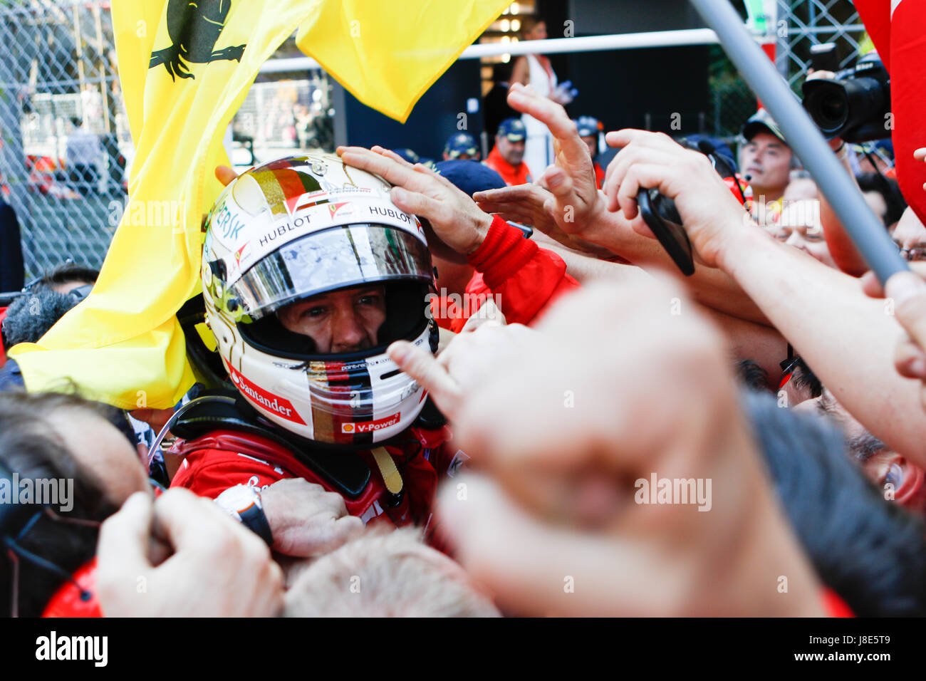 Monte Carlo, Monaco. 28 mai, 2017. Sebastian Vettel de l'Allemagne et la Scuderia Ferrari célébrer sa victoire du Grand Prix de Formule 1 de Monaco, Monte Carlo. Crédit : Stefano Arcaro/Alamy Live News Banque D'Images