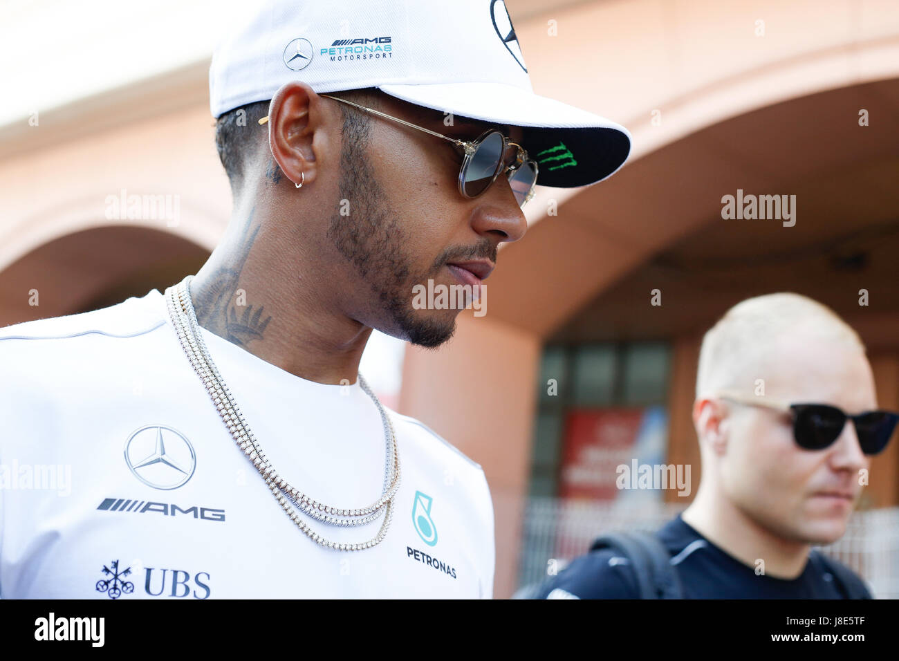 Monte Carlo, Monaco. 28 mai, 2017. Lewis Hamilton de Grande-Bretagne et Mercedes AMG Petronas F1 Team talk avec Valtteri Bottas de Finlande et Mercedes AMG Petronas F1 Team avant le Grand Prix de Formule 1 de Monaco, Monte Carlo. Crédit : Stefano Arcaro/Alamy Live News Banque D'Images