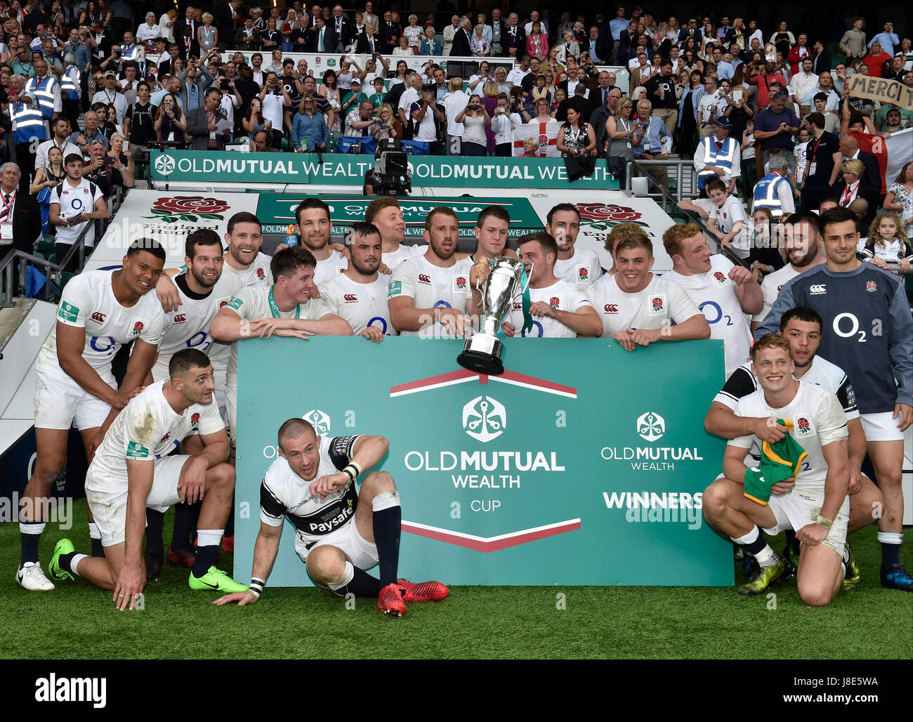 Londres, Angleterre - 28 mai 2017 : l'équipe de rugby Angleterre photos posent pour la presse après avoir gagné de l'Old Mutual 72017 Tasse de richesse : l'Angleterre contre les Barbarians à Twickenham. Credit : Taka Wu/Alamy Live News Banque D'Images