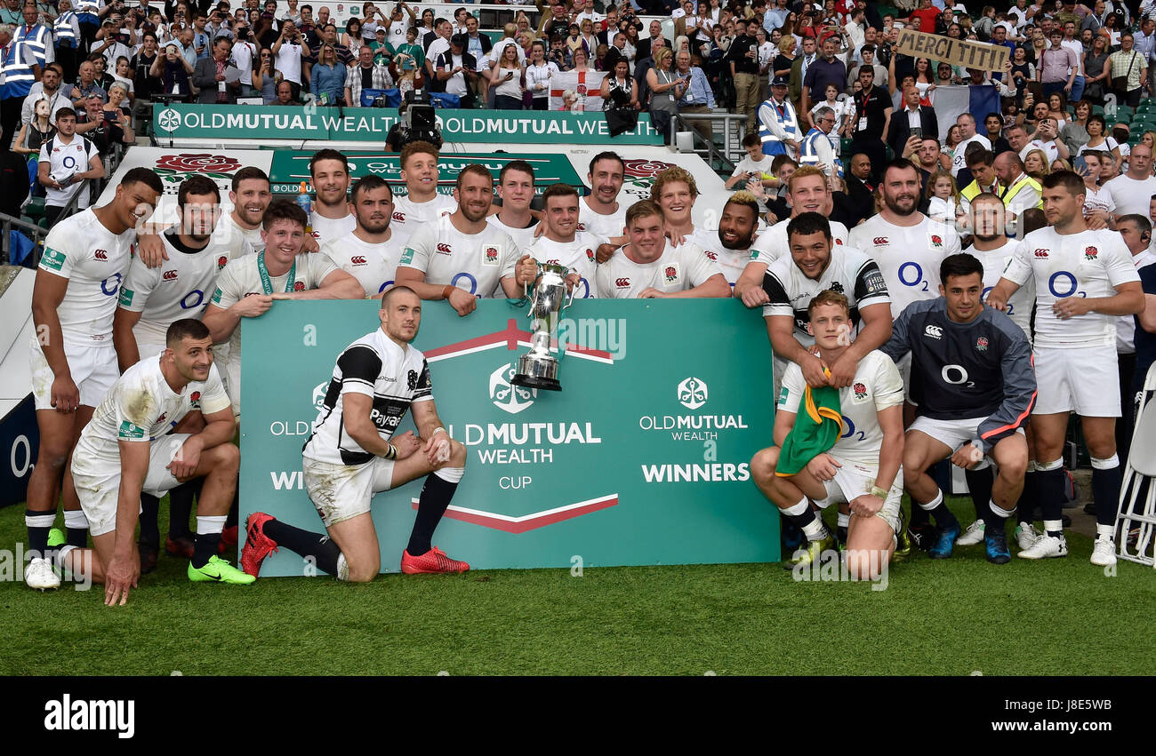 Londres, Angleterre - 28 mai 2017 : l'équipe de rugby Angleterre photos posent pour la presse après avoir gagné de l'Old Mutual 72017 Tasse de richesse : l'Angleterre contre les Barbarians à Twickenham. Credit : Taka Wu/Alamy Live News Banque D'Images