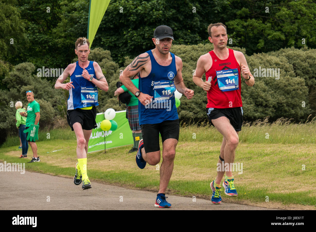 Offres et Gosford, East Lothian, Scotland, UK. 28 mai, 2017. Trois hommes dans l'Edinburgh Festival Marathon 2017 à Gosford Estate au Mile 18 Banque D'Images