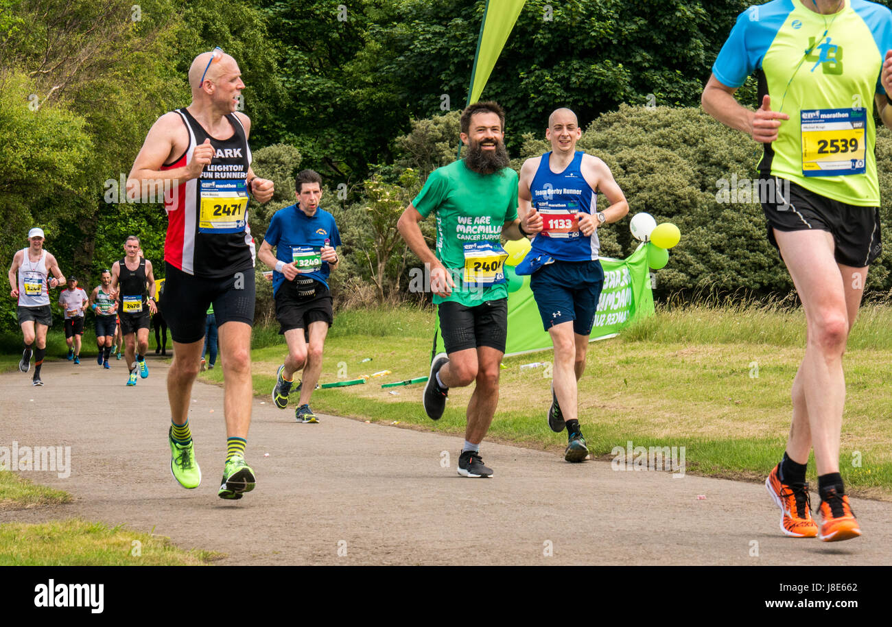 Gosford Estate, East Lothian, Écosse, Royaume-Uni. 28 mai 2017. Coureurs de marathon masculins au Festival du Marathon d'Édimbourg 2017. Coureur de sexe masculin avec une longue barbe à Gosford Estate Banque D'Images