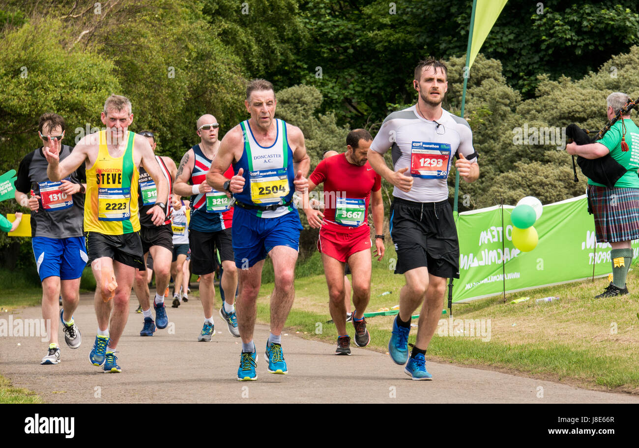 Offres et Gosford, East Lothian, Scotland, UK. 28 mai, 2017. Fatigué et en sueur coureurs homme dans le Marathon d'Edimbourg 2017 dans Gosford Estate au Mile 18 Banque D'Images