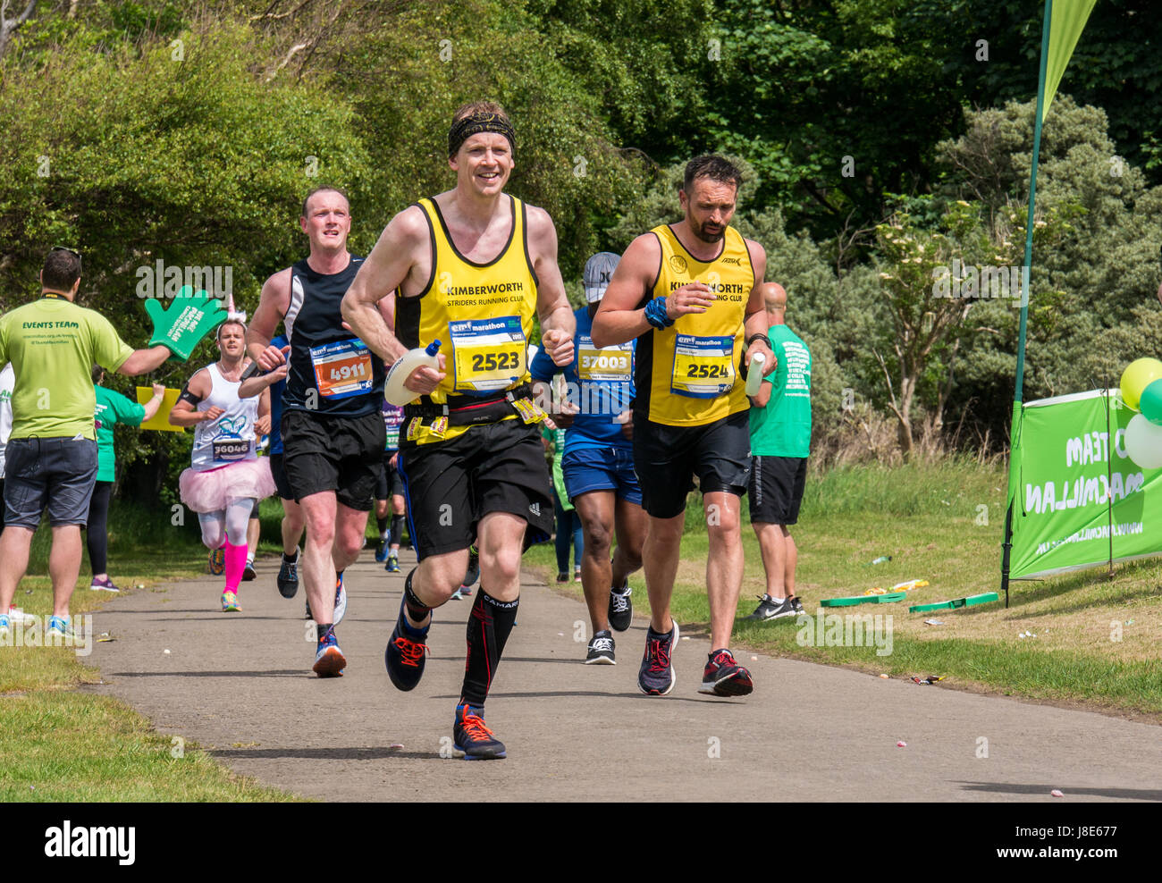 Gosford Estate, East Lothian, Écosse, Royaume-Uni. 28 mai 2017. Coureurs masculins avec gilets jaunes assortis au Edinburgh Marathon Festival 2017 Banque D'Images