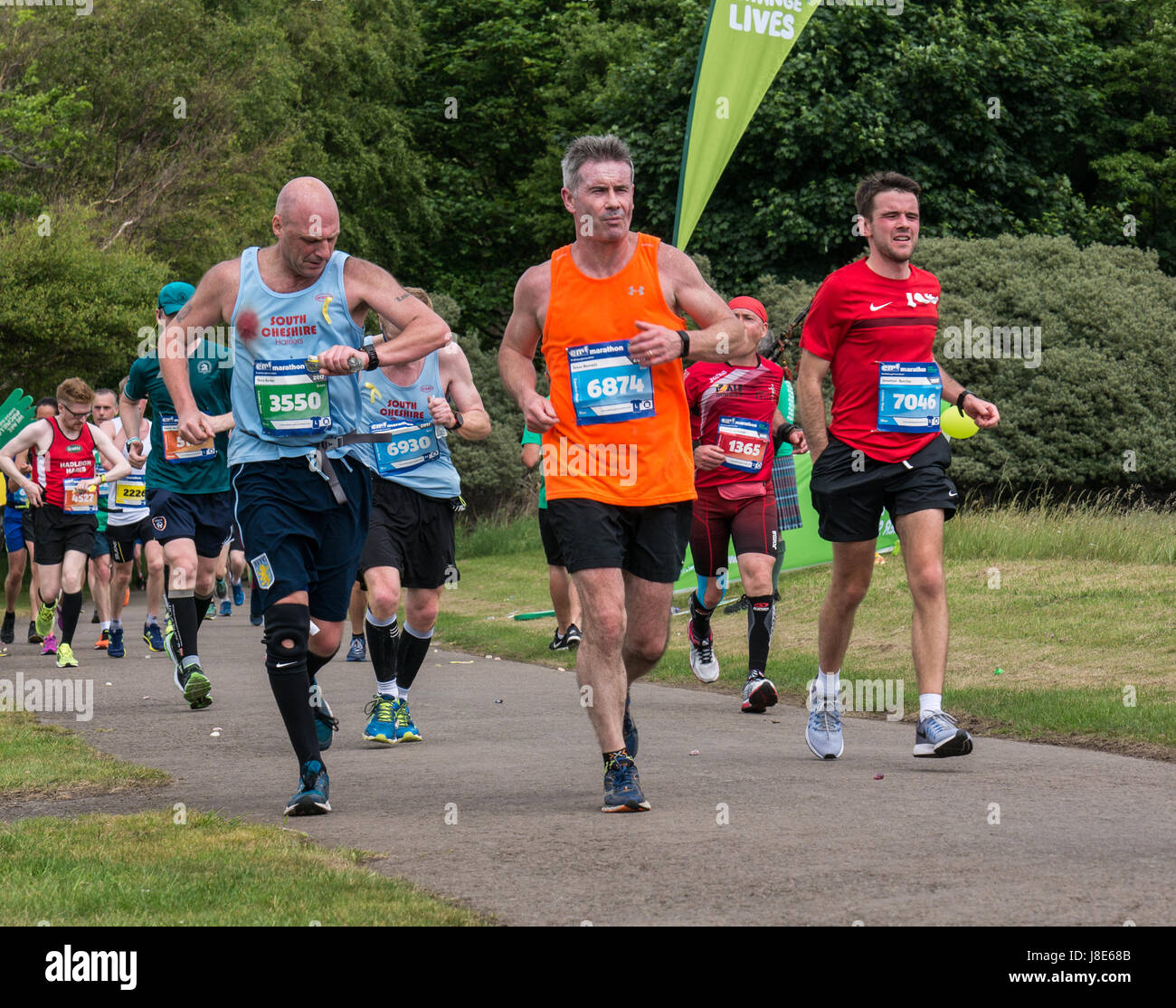 Offres et Gosford, East Lothian, Scotland, UK. 28 mai, 2017. Coureurs homme dans Ednburgh 2017 coureurs de marathon avec vérification de leur temps sur leurs montres à Gosford Estate au Mile 18 Banque D'Images