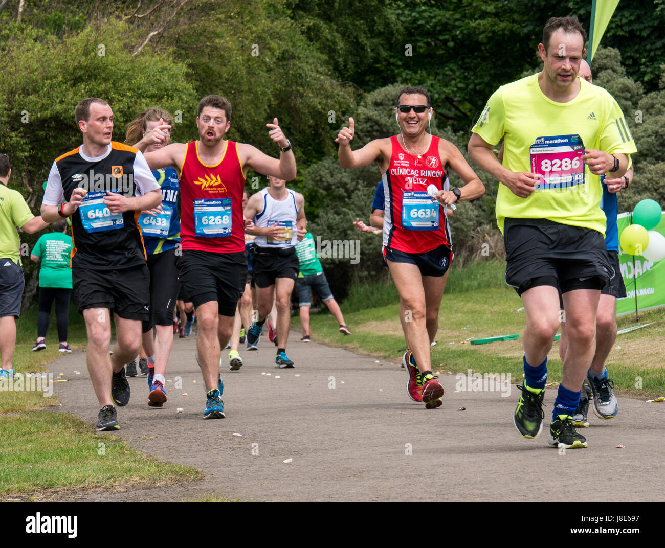 Offres et Gosford, East Lothian, Scotland, UK. 28 mai, 2017. Coureurs homme dans le Festival Edinburgh Marathon 2017, gesticulant, giving Thumbs up comme ils passent devant à Gosford Estate au Mile 18 Banque D'Images